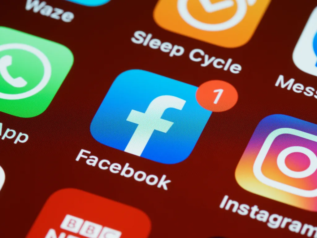 Facebook app icon with one notification badge on a phone screen, beside Instagram, Sleep Cycle, and Waze icons